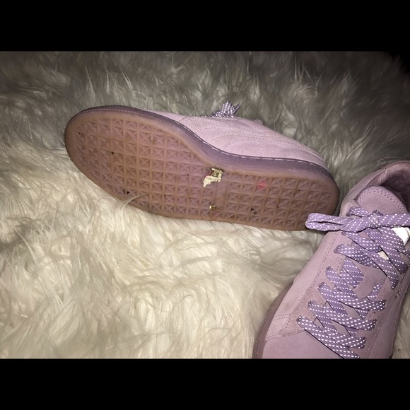 💜 Suede Lavender Pumas 💜 - Picture 6 of 7
